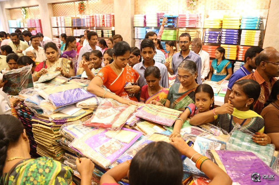 Raashi-Khanna-Launches-Kasam-Pullaiah-Cloth-Merchant-in-Warangal